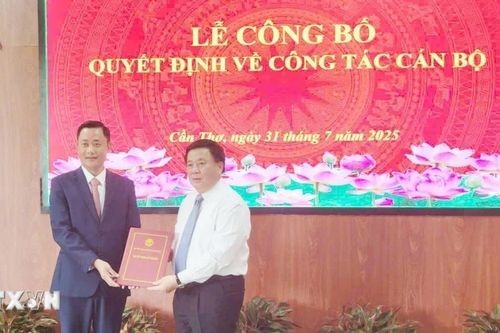 Ủy viên Bộ Chính trị Nguyễn Xuân Thắng trao quyết định về công tác cán bộ