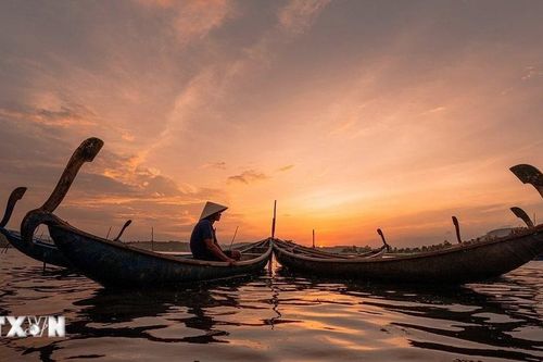 Chiêm ngưỡng cảnh hoàng hôn đẹp thơ mộng trên đầm Ô Loan