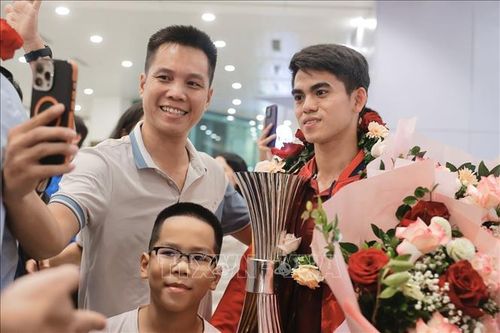 Đội tuyển U23 Việt Nam cùng Cúp vô địch đã về đến Hà Nội