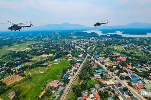 Ngắm nhìn đội hình trực thăng luyện tập trên bầu trời Hà Nội