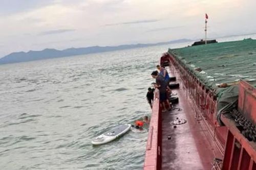Hai bố con được cứu sống sau một đêm lênh đênh trên biển