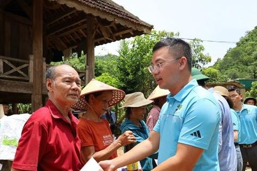 CLB Tennis Báo chí Nghệ An trao hơn 100 triệu đồng và nhu yếu phẩm cho đồng bào vùng lũ
