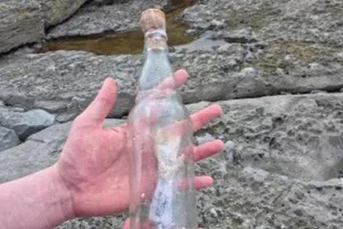 Chai thủy tinh với 'thông điệp bí ẩn' dạt vào hòn đảo, gây rúng động