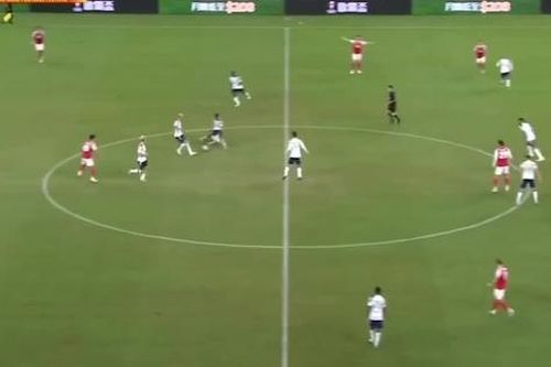 Tottenham đánh bại Arsenal nhờ siêu phẩm từ giữa sân của Sarr