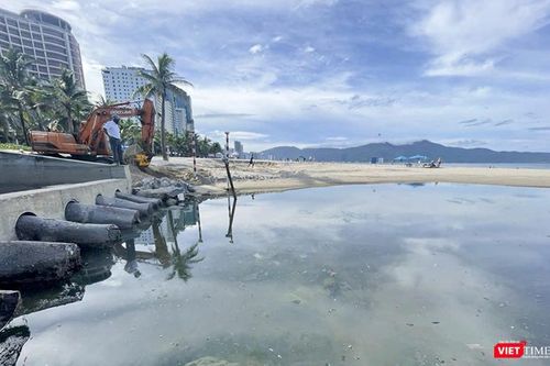 Loạt bãi biển đẹp ở Đà Nẵng xuất hiện vũng nước bẩn bốc mùi khó chịu