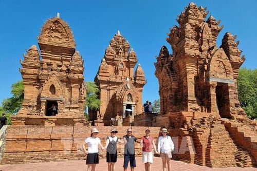 Nhận diện rõ giá trị văn hóa bản địa để thu hút phát triển du lịch