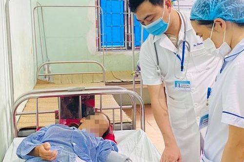 Cứu người và viện phí: Đừng chỉ biết 'ném đá' bác sĩ