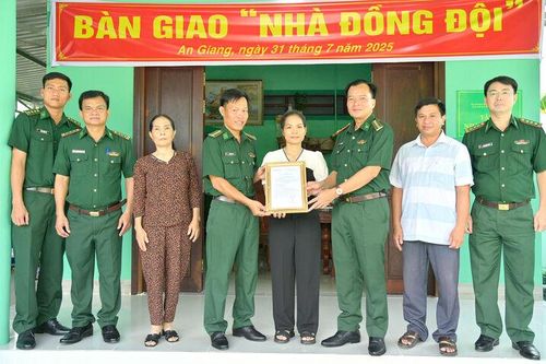 Bộ đội Biên phòng tỉnh An Giang bàn giao nhà Đồng đội