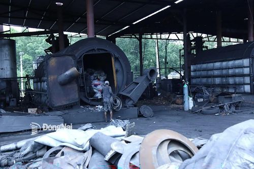 Phát hiện một cơ sở nấu sản phẩm tái chế có dấu hiệu vi phạm môi trường