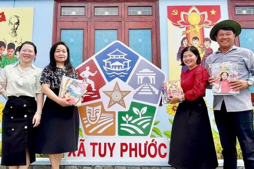 Thư viện tỉnh Gia Lai tặng thiết bị và sách cho 'Tủ sách hy vọng' xã Tuy Phước