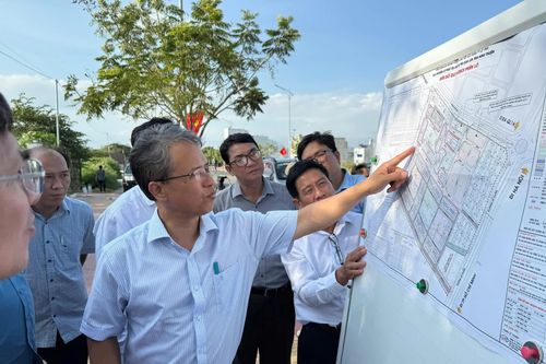 Phó Chủ tịch UBND tỉnh Trần Hòa Nam kiểm tra các vị trí dự kiến bố trí khu tái định cư ở phía nam của tỉnh