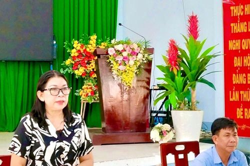 Phó Chủ tịch Ủy ban MTTQ Việt Nam tỉnh Lâm Đồng Bố Thị Xuân Linh làm việc với xã Tân Thành
