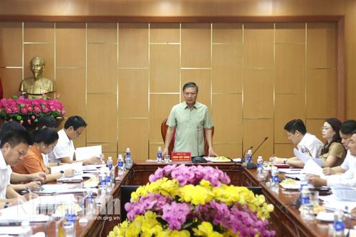 Các đồng chí Ủy viên Ban Thường vụ Tỉnh ủy duyệt chương trình Đại hội Đảng bộ các xã, phường