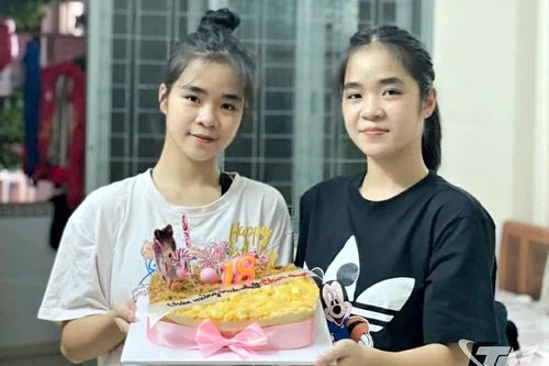 Cặp song sinh cùng tiến