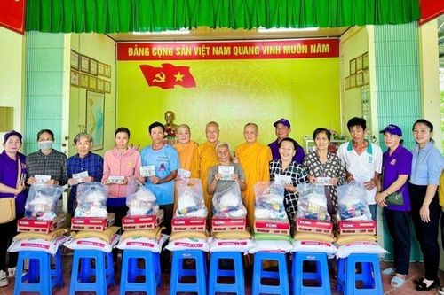 Đồng Tháp: Ni giới hệ phái Khất sĩ cứu trợ các hộ tại xã Ba Sao bị thiệt hại do lốc xoáy