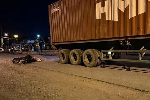 Xe máy trượt ngã, nam công nhân bị xe container cán tử vong