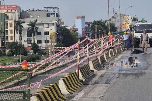Hưng Yên: Lan can cầu Thái Bình bị cuốn phăng sau dông lốc