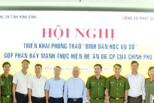 Công an tỉnh Ninh Bình tổ chức hội nghị phát động phong trào 'Bình dân học vụ số' tại Giáo xứ Phát Vinh, xã Phát Diệm