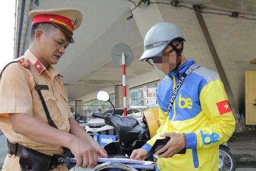 Hà Nội: Nhiều tài xế xe ôm công nghệ đi ngược chiều, che biển số bị xử lý