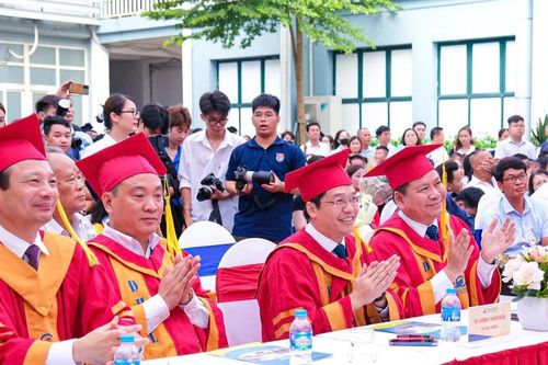 Trường Đại học Điện lực trao bằng tốt nghiệp cho hơn 900 học viên, sinh viên