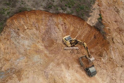 Xử phạt đối tượng bạt núi để lấy đất làm mặt bằng sau phản ánh của Báo Đại biểu Nhân dân