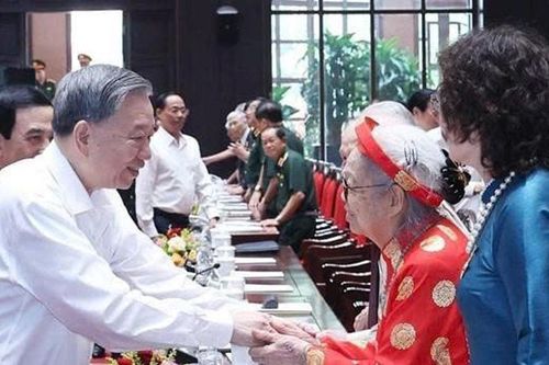 Tổng Bí thư Tô Lâm gặp mặt đại biểu có công với cách mạng