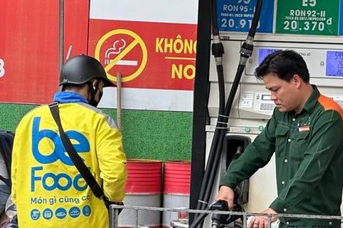 Giá xăng quay đầu tăng, RON95-III sát mốc 20.000 đồng/lít