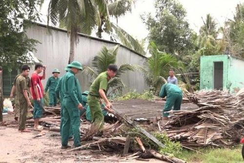 Công an xã ở Cà Mau giúp dân khắc phục hậu quả thiên tai