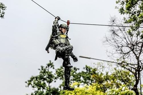 Cảnh vệ trình diễn võ thuật, đu dây tấn công tội phạm với vũ khí hiện đại