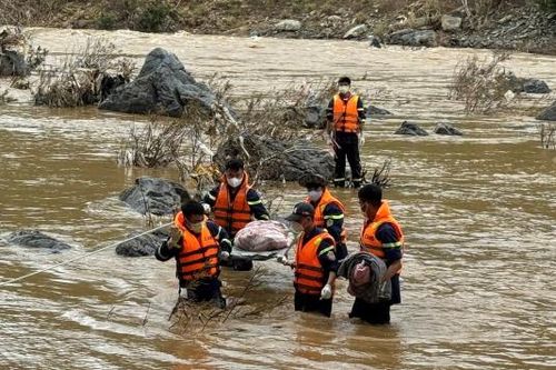 Nỗ lực tìm kiếm nạn nhân mất tích trong mưa lũ tại Sơn La