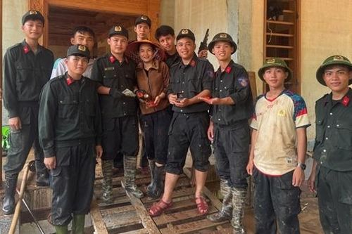 Dọn bùn sau lũ, Công an tỉnh Nghệ An tìm thấy tiền, vàng trả lại cho người dân