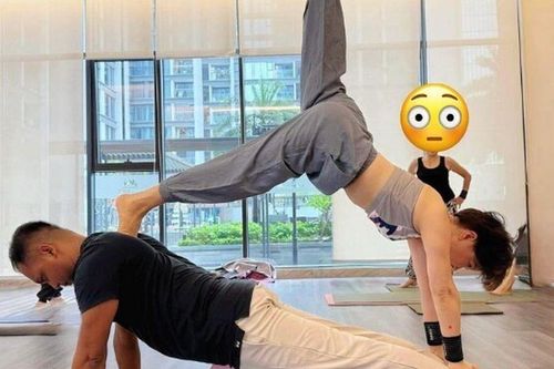 Ngọc Huyền khoe dáng người cực dẻo như diễn xiếc ở tuổi nghỉ hưu, con trai Chí Trung phải 'bái phục mẫu hậu'