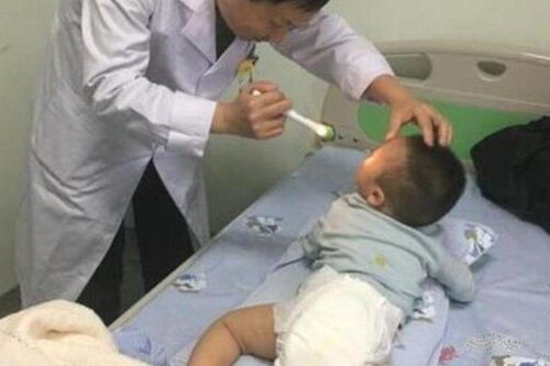 Bé 7 tháng tuổi bị liệt nửa người, mẹ suy sụp khi nghe bác sĩ nói nguyên nhân do thói quen của bà nội