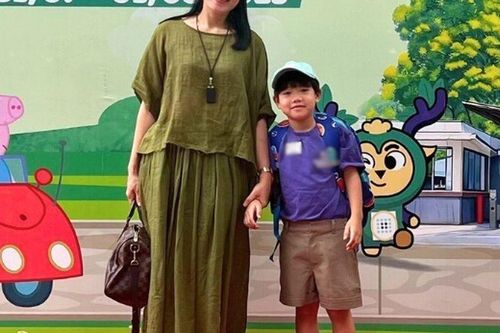 Con trai thứ 3 nhà NSND Xuân Bắc được mẹ dắt tay trong ngày đầu đi học, lên 7 tuổi ngoại hình rõ tuấn tú
