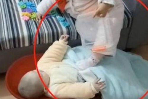 Chỉ 1 phút lơ là, người mẹ bật khóc khi chứng kiến cảnh con gái lớn bạo hành em sơ sinh