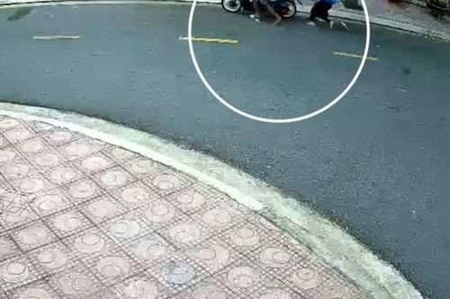 Clip: Trộm xe giữa ban ngày còn giằng co với chủ nhà như phim hành động