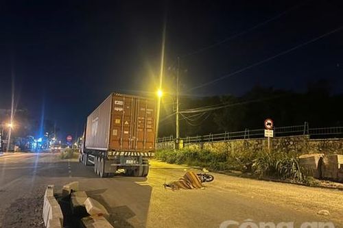 Xe máy ngã ở đoạn đường đang thi công, một người bị xe container cán tử vong