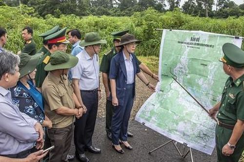 Đôn đốc hoạt động của chính quyền địa phương các xã biên giới, vùng sâu vùng xa