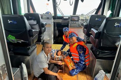 Cứu sống 2 cha con du khách bị trôi dạt trên biển suốt 13 giờ