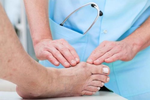 Liều lĩnh đánh cược mạng sống với mẹo 'chích máu trị gout'
