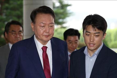 Tòa án Hàn Quốc ra lệnh cưỡng chế cựu Tổng thống Yoon Suk Yeol tới thẩm vấn