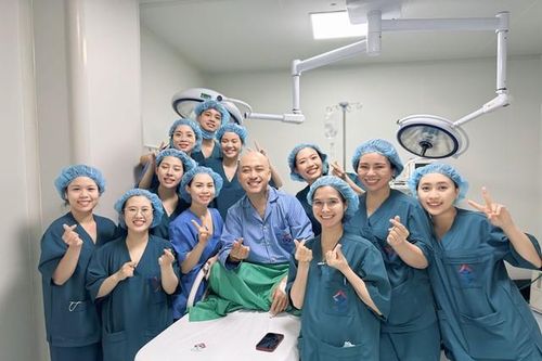 Tuấn Hưng cạo đầu cầu sức khỏe cho mẹ, sau đó nhập viện phẫu thuật khiến fan xót xa