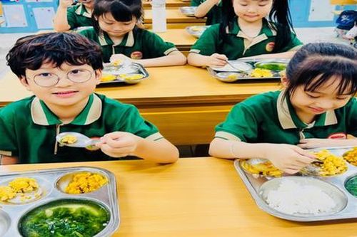 Hà Nội hỗ trợ bữa ăn bán trú, chất lượng và minh bạch là mong mỏi lớn nhất
