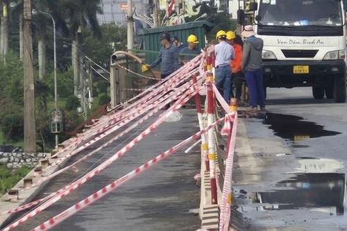 Dông lốc trong đêm hất văng lan can và hệ thống đèn chiếu sáng cầu Thái Bình