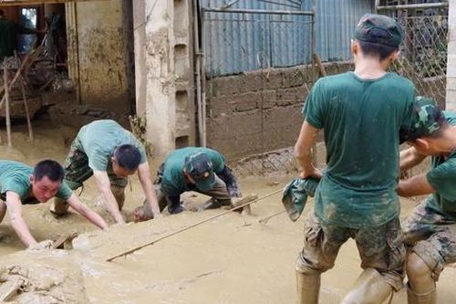 Bộ đội trằn mình trong bùn đất giúp dân dựng lại cuộc sống sau lũ