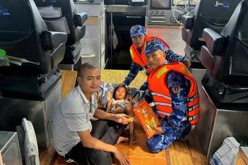 Suốt đêm vật lộn với sóng gió trên biển, hai bố con được cứu sống