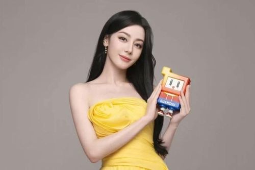 Địch Lệ Nhiệt Ba khoe vóc dáng 'mình hạc xương mai' trong trang phục của NTK Việt