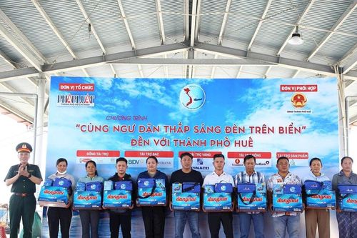 Cùng ngư dân TP Huế thắp sáng đèn trên biển