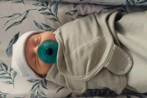 Em bé 'lớn tuổi nhất thế giới' vừa chào đời