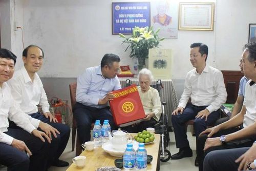 Hà Nội trao 118.035 suất quà tặng người có công dịp Quốc khánh